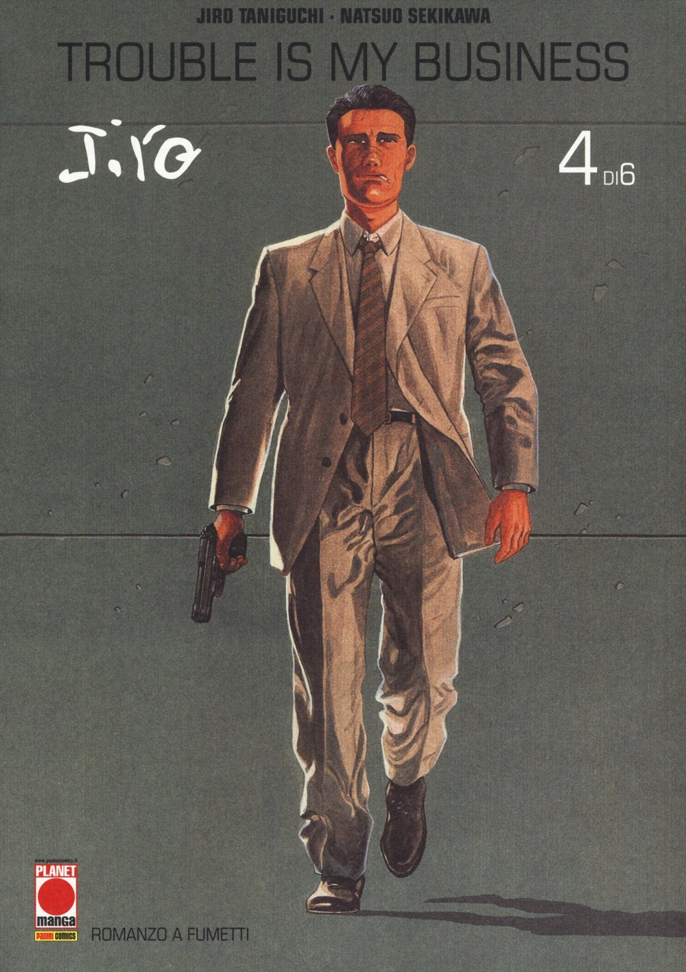 Copertina del quarto volume del manga 'Trouble is My Business' di Jiro Taniguchi e Natsuo Sekikawa, edito da Panini Planet Manga. L'illustrazione ritrae in primo piano il detective Jotaro Fukamachi in giacca e cravatta chiara mentre cammina impugnando una pistola nella mano destra, sormontato dal titolo e dalla dicitura '4 di 6'.