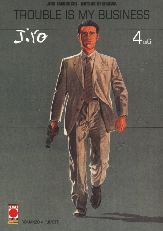 Copertina del quarto volume del manga 'Trouble is My Business' di Jiro Taniguchi e Natsuo Sekikawa, edito da Panini Planet Manga. L'illustrazione ritrae in primo piano il detective Jotaro Fukamachi in giacca e cravatta chiara mentre cammina impugnando una pistola nella mano destra, sormontato dal titolo e dalla dicitura '4 di 6'.