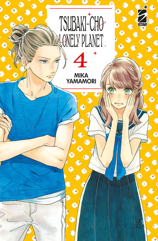 Copertina del quarto volume in italiano del manga 'Tsubaki-cho Lonely Planet' di Mika Yamamori, edito da Star Comics. L'illustrazione su sfondo giallo a motivi geometrici ritrae lo scrittore Akatsuki in t-shirt blu a braccia conserte sulla sinistra e la giovane Fumi imbarazzata in divisa scolastica alla marinaretta con le mani sulle guance sulla destra, con il titolo, il numero 4 e il logo Star Comics in alto.