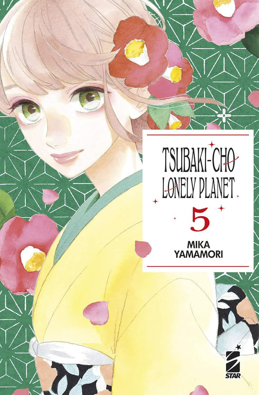 Copertina del quinto volume in italiano del manga 'Tsubaki-cho Lonely Planet' di Mika Yamamori, edito da Star Comics. L'illustrazione in stile delicato ritrae in primo piano Fumi Oono con capelli biondi e occhi verdi, indossando un kimono giallo decorato con camelie rosse, su uno sfondo verde a motivi geometrici con il box bianco contenente il titolo TSUBAKI-CHO LONELY PLANET e il numero 5.