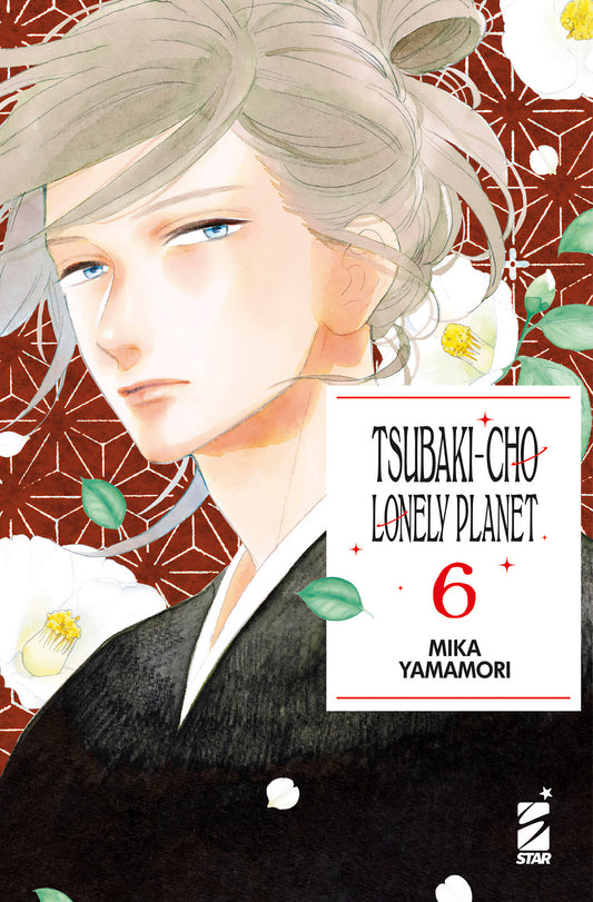 Copertina del sesto volume in italiano del manga 'Tsubaki-cho Lonely Planet' di Mika Yamamori, edito da Star Comics. L'illustrazione mostra in primo piano lo scrittore Akatsuki Kibikino dagli occhi azzurri e i capelli chiari raccolti in uno chignon disordinato, con indosso un kimono scuro tradizionale, su uno sfondo rosso a motivi geometrici decorato con camelie bianche. A destra il box bianco con il titolo TSUBAKI-CHO LONELY PLANET, il numero 6 e il logo Star Comics in basso.