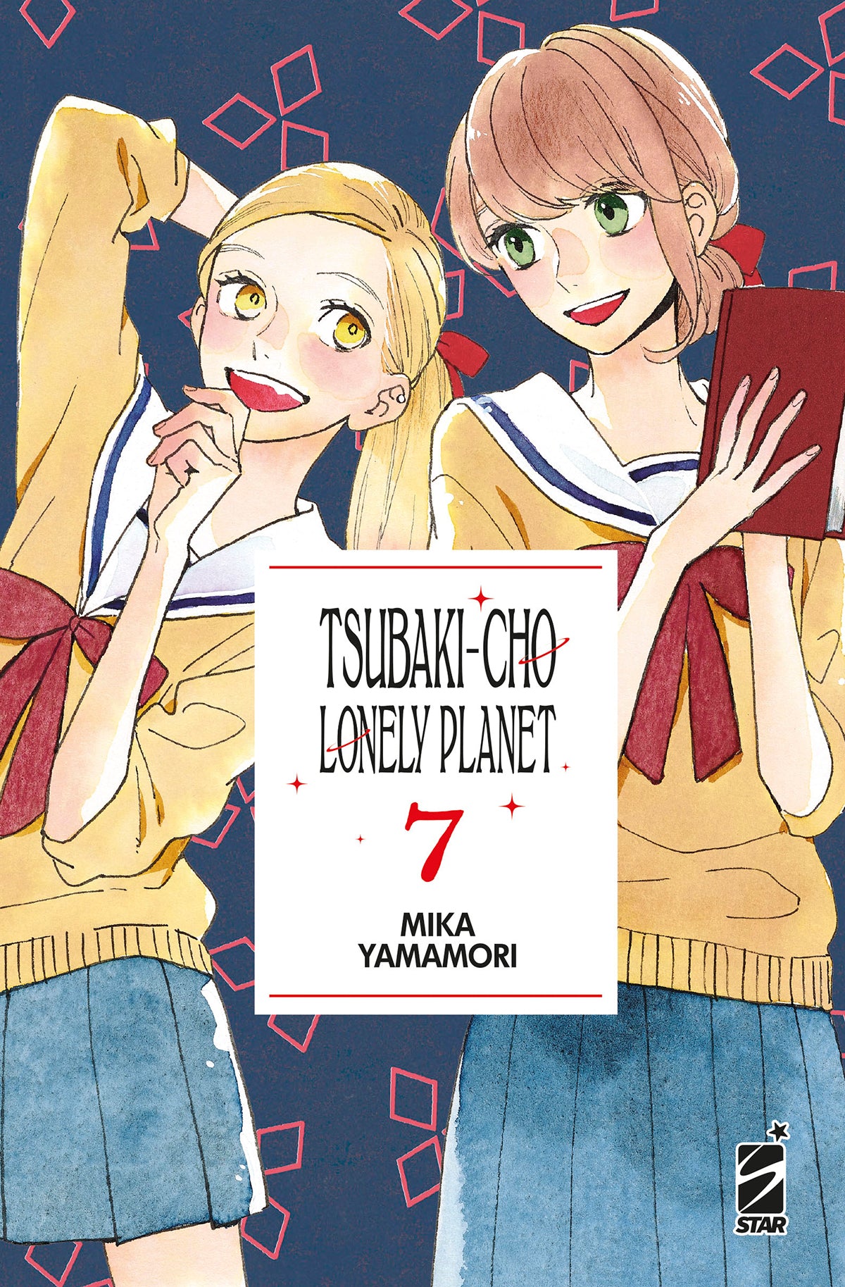 Copertina del settimo volume in italiano del manga 'Tsubaki-cho Lonely Planet' di Mika Yamamori, edito da Star Comics. L'illustrazione mostra in primo piano la protagonista Fumi Oono con capelli castano-chiaro e occhi verdi sulla destra mentre tiene un libro rosso, affiancata a sinistra dalla sua amica Yayoi con capelli biondi legati; entrambe indossano la divisa scolastica con maglione giallo e fiocco rosso su uno sfondo blu scuro a motivi geometrici rossi.