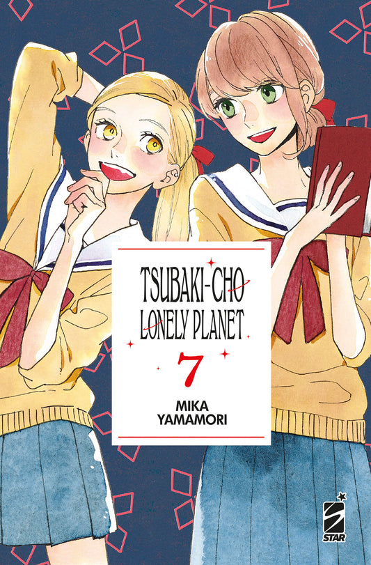 Copertina del settimo volume in italiano del manga 'Tsubaki-cho Lonely Planet' di Mika Yamamori, edito da Star Comics. L'illustrazione mostra in primo piano la protagonista Fumi Oono con capelli castano-chiaro e occhi verdi sulla destra mentre tiene un libro rosso, affiancata a sinistra dalla sua amica Yayoi con capelli biondi legati; entrambe indossano la divisa scolastica con maglione giallo e fiocco rosso su uno sfondo blu scuro a motivi geometrici rossi.