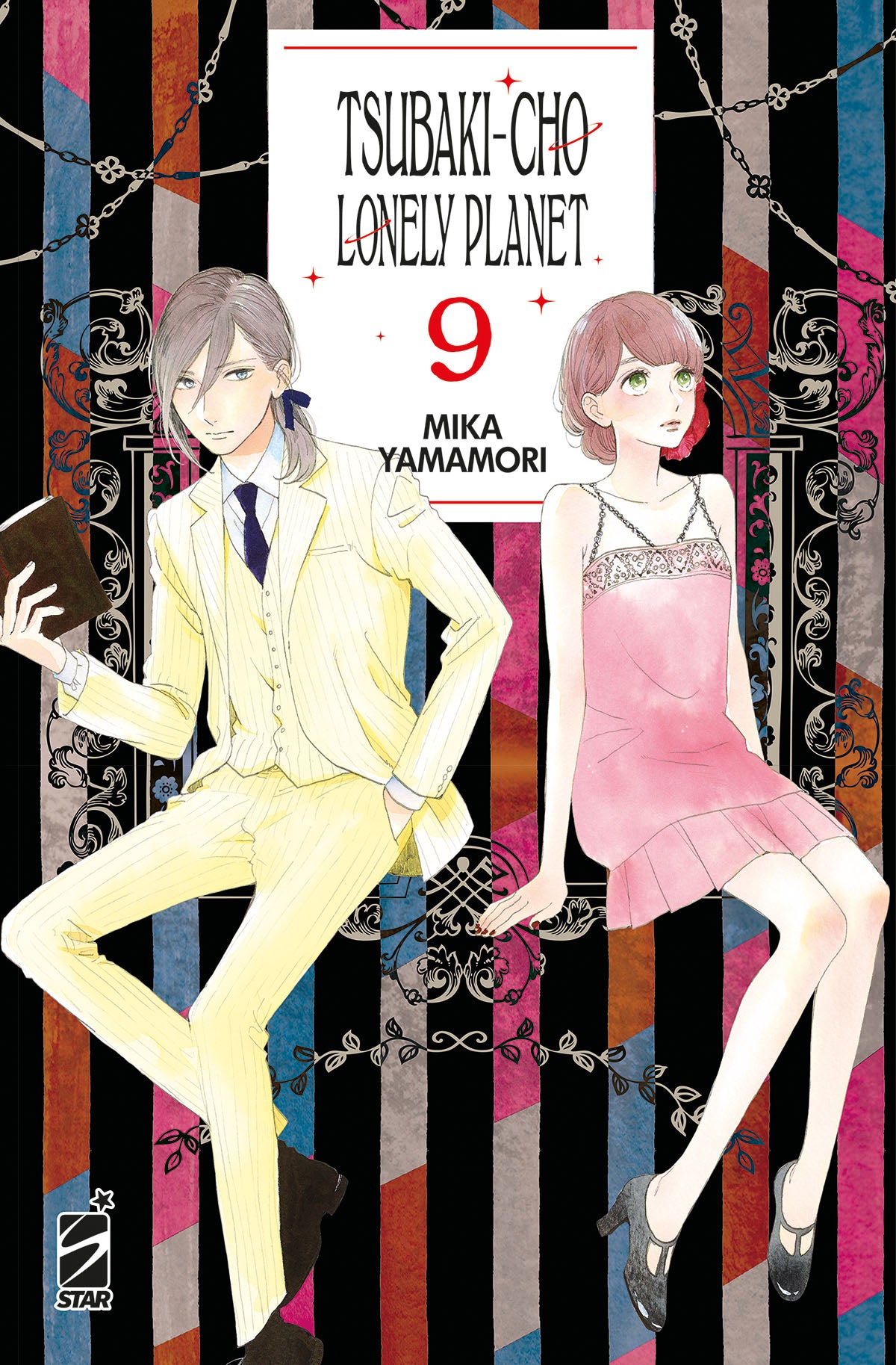 Copertina del nono volume in italiano del manga 'Tsubaki-cho Lonely Planet' di Mika Yamamori, edito da Star Comics. L'illustrazione su sfondo decorativo a righe nere verticali e motivi floreali ritrae sulla sinistra lo scrittore Akatsuki in un elegante abito completo crema con cravatta nera mentre sostiene un libro, e sulla destra la giovane Fumi in un abito rosa con spalline sottili, affiancati dal riquadro con il titolo, il numero 9 e il logo Star Comics in basso a sinistra.