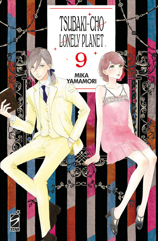 Copertina del nono volume in italiano del manga 'Tsubaki-cho Lonely Planet' di Mika Yamamori, edito da Star Comics. L'illustrazione su sfondo decorativo a righe nere verticali e motivi floreali ritrae sulla sinistra lo scrittore Akatsuki in un elegante abito completo crema con cravatta nera mentre sostiene un libro, e sulla destra la giovane Fumi in un abito rosa con spalline sottili, affiancati dal riquadro con il titolo, il numero 9 e il logo Star Comics in basso a sinistra.