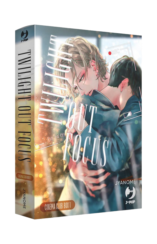 Cofanetto da collezione del manga Boys' Love 'Twilight Out Focus Box 1' di Jyanome, edito da J-POP Manga. L'illustrazione sul box ritrae due studenti abbracciati in un momento intimo con l'effetto grafico dell'interfaccia di una videocamera in registrazione.