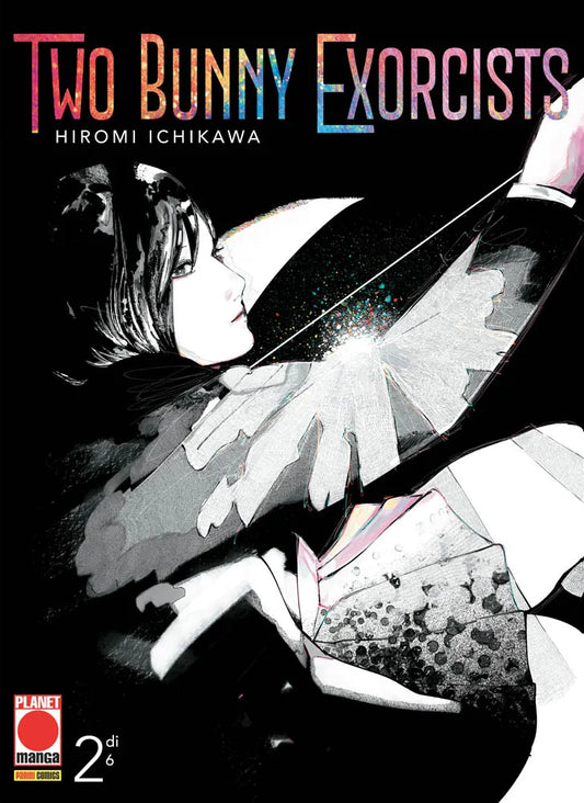 Copertina del secondo volume del manga 'Two Bunny Exorcists' di Hiromi Ichikawa, edito da Panini Planet Manga su sfondo nero. L'illustrazione dallo stile artistico dinamico e contrastato ritrae di profilo un personaggio con capelli scuri corti, avvolto in vesti nere e bianche con dettagli sfaccettati e riflessi arcobaleno luminosi al centro, affiancato dal titolo 'TWO BUNNY EXORCISTS' in alto con trama glitterata, dal nome dell'autrice, dall'indicazione '2 di 6' e dal logo Planet Manga in basso a sinistra. 