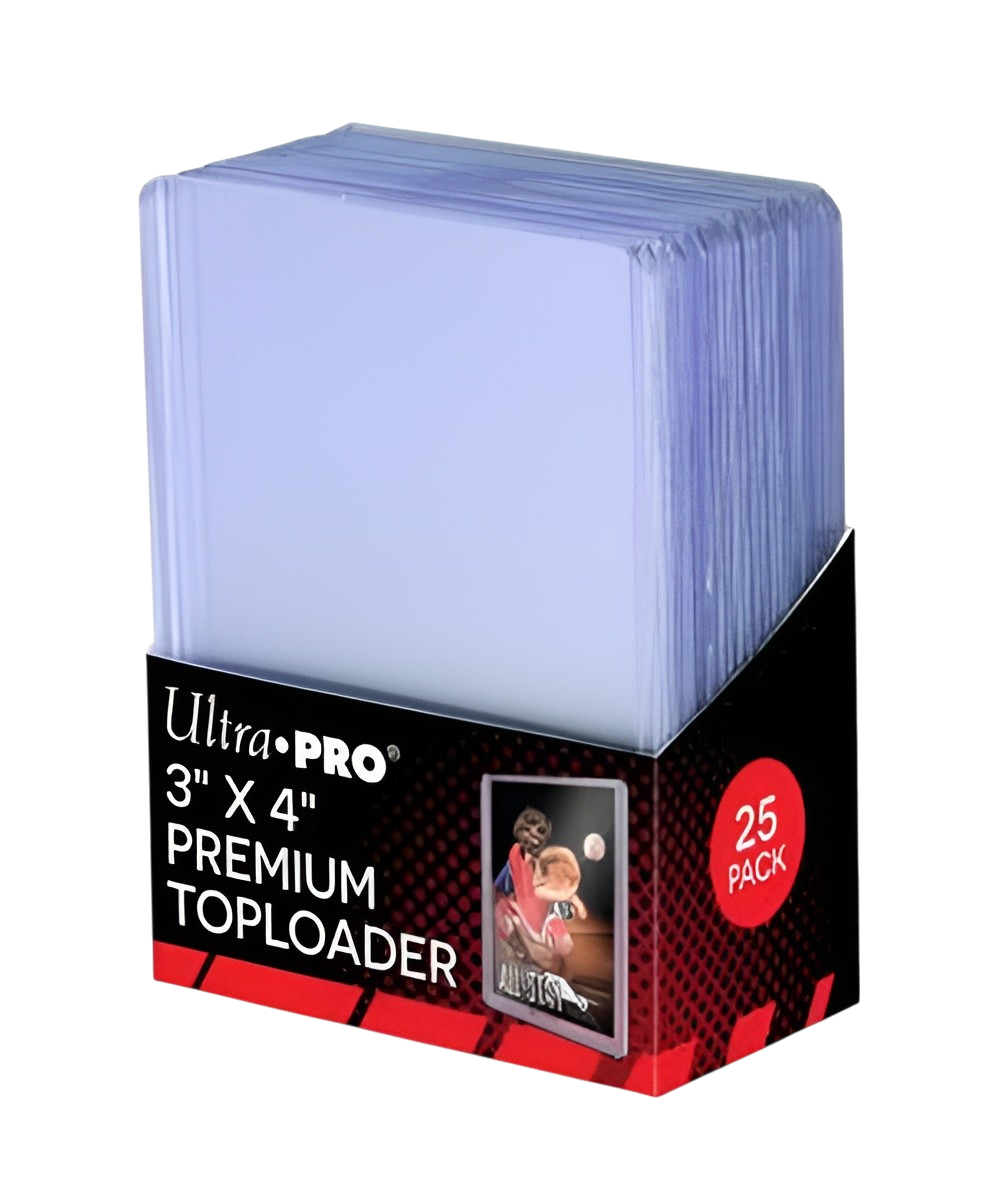 Confezione nera e rossa da 25 pezzi di Premium Toploader Ultra PRO 3" x 4" in plastica rigida trasparente, mostrati impilati su sfondo nero.