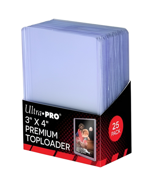 Confezione nera e rossa da 25 pezzi di Premium Toploader Ultra PRO 3" x 4" in plastica rigida trasparente, mostrati impilati su sfondo nero.