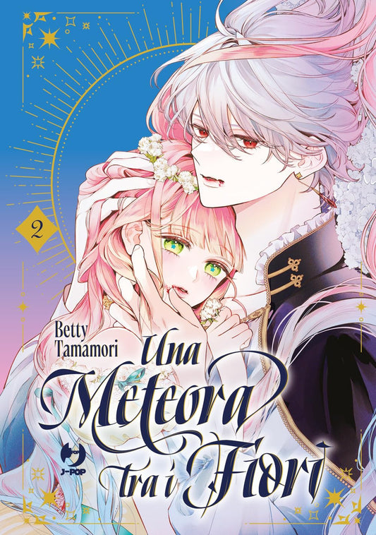 Copertina del secondo volume in italiano del manga 'Una Meteora Tra i Fiori' di Betty Tamamori, edito da J-POP Manga. L'illustrazione raffinata mostra in primo piano Lavi, un affascinante ragazzo dai lunghi capelli bianco-rosa e occhi rossi, che abbraccia delicatamente da dietro Stella, la giovane dai capelli rosa e luminosi occhi verdi, mentre tra i loro volti si intravedono piccoli fiori bianchi.
