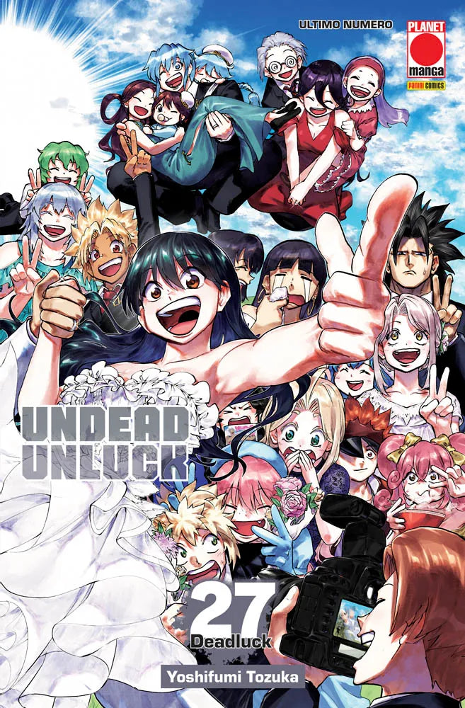 Copertina del ventisettesimo e ultimo volume di Undead Unluck, caratterizzata da un affollato ritratto festoso e colorato con tutti i protagonisti della serie che circondano Fuuko in abito da sposa.