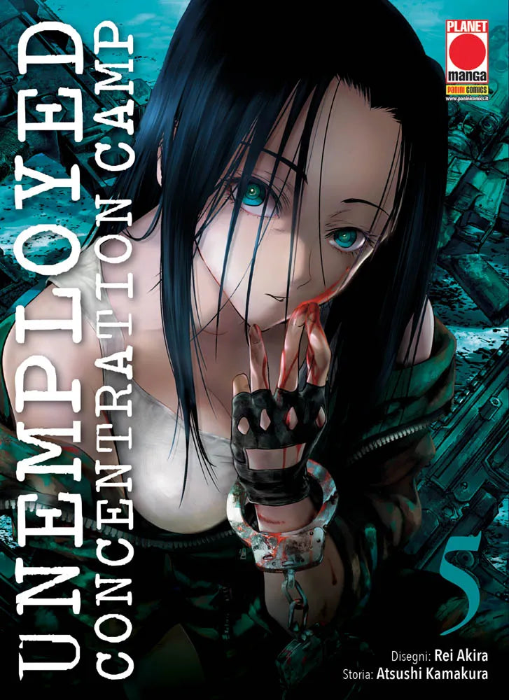 Copertina del quinto volume in italiano del manga 'Unemployed Concentration Camp' di Atsushi Kamakura e Rei Akira, edito da Panini Planet Manga. L'illustrazione su uno sfondo turchese scuro con rovine meccaniche ritrae in primo piano una ragazza dai lunghi capelli neri e intensi occhi verdi con dita insanguinate vicino al volto, guanto senza dita e polso ammanettato da catene di ferro, sormontata dal titolo UNEMPLOYED CONCENTRATION CAMP scritto in verticale in bianco a sinistra, dal numero 5 in turchese in 