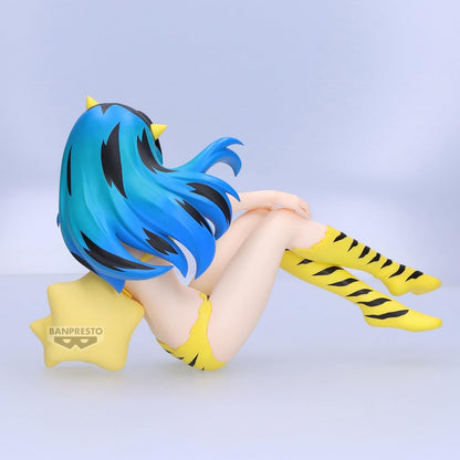 Figure di Lamù da Urusei Yatsura con il classico bikini tigrato e stivali alti, seduta in posa rilassata accanto a due stelle gialle.
