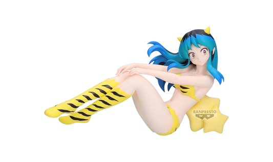 Figure di Lamù da Urusei Yatsura con il classico bikini tigrato e stivali alti, seduta in posa rilassata accanto a due stelle gialle.