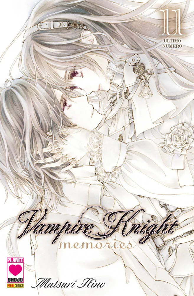 Copertina dell'undicesimo e ultimo volume del manga Vampire Knight Memories di Matsuri Hino. L'illustrazione, dai toni bianchi ed eterei, mostra due personaggi in abiti eleganti e chiari vicini in un momento intimo, con i volti quasi accostati. In alto a destra spicca il numero 11 con la dicitura "Ultimo Numero", mentre in basso compare il titolo in carattere corsivo.