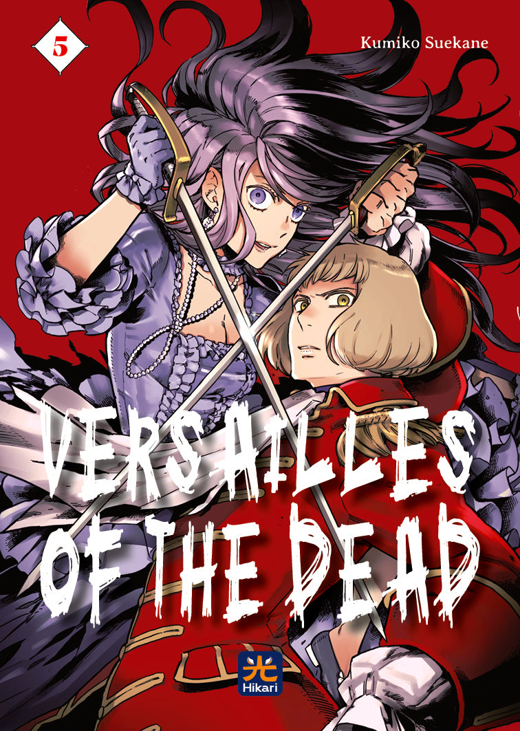 Copertina del quinto e ultimo volume in italiano del manga 'Versailles Of The Dead' di Kumiko Suekane, edito da Hikari Edizioni. L'illustrazione su un acceso sfondo rosso ritrae in primo piano due personaggi armati con le spade incrociate: a sinistra una donna dai lunghi e fluenti capelli viola vestita con un sontuoso abito blu azzurro, a destra un giovane dai capelli biondi in uniforme militare rossa. Sormontati dal numero 5 in un rombo bianco in alto a sinistra, dal nome dell'autrice Kumiko Suekane.