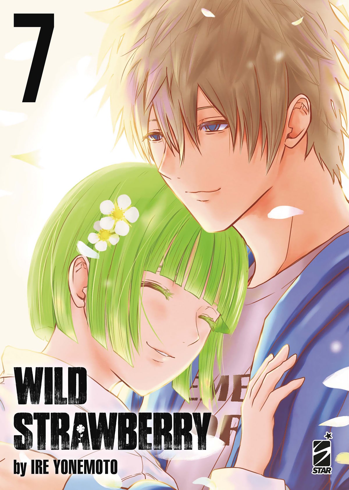 Copertina del manga Wild Strawberry Vol. 7 con Makoto che abbraccia una ragazza dai capelli verdi.