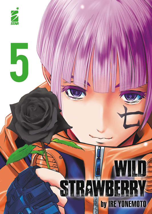 Copertina del manga Wild Strawberry Vol. 5 edito da Star Comics. L'illustrazione mostra in primissimo piano il volto di un personaggio con un liscio caschetto rosa, intensi occhi viola e un simbolo nero dipinto sulla guancia sinistra che ricorda un "7". Il personaggio indossa una giacca tecnica arancione e blu con cerniera e, con una mano coperta da un massiccio guanto tattico nero e blu, regge con delicatezza una rosa completamente nera. In alto a sinistra spicca il numero 5 in verde sotto il logo Star Com