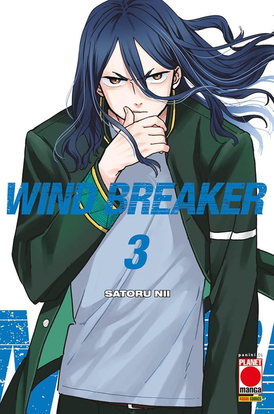 Copertina del manga Wind Breaker Vol. 3 di Satoru Nii, edito da Panini Planet Manga. L'illustrazione, su uno sfondo bianco con accenti grafici blu nella parte inferiore, presenta in primo piano un giovane ragazzo dai lunghi e mossi capelli blu scuro. Il personaggio, con penetranti occhi castani e un'espressione fredda e calcolatrice, porta elegantemente il dorso della mano destra alle labbra. Indossa la caratteristica giacca verde scuro con finiture dorate del liceo Furin.