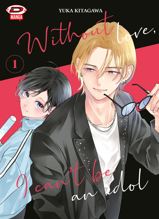 Copertina dell'edizione Variant del primo volume del manga Without Love, I Can't Be An Idol. In primo piano è raffigurato un ragazzo biondo con una giacca nera elegante che tiene in mano un paio di occhiali da vista. Dietro di lui compare una ragazza con i capelli scuri corti e una tuta azzurra che stringe un lightstick. Lo sfondo è diviso diagonalmente in sezioni nere e rosa, con il titolo in un corsivo elegante e il logo Dynit Manga in alto a sinistra.