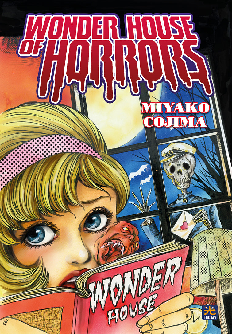 La copertina di Wonder House of Horrors, illustrata da Miyako Cojima, mostra una ragazza con un'espressione enigmatica e inquietante, circondata da dettagli surreali e oscuri che richiamano le atmosfere horror del volume.