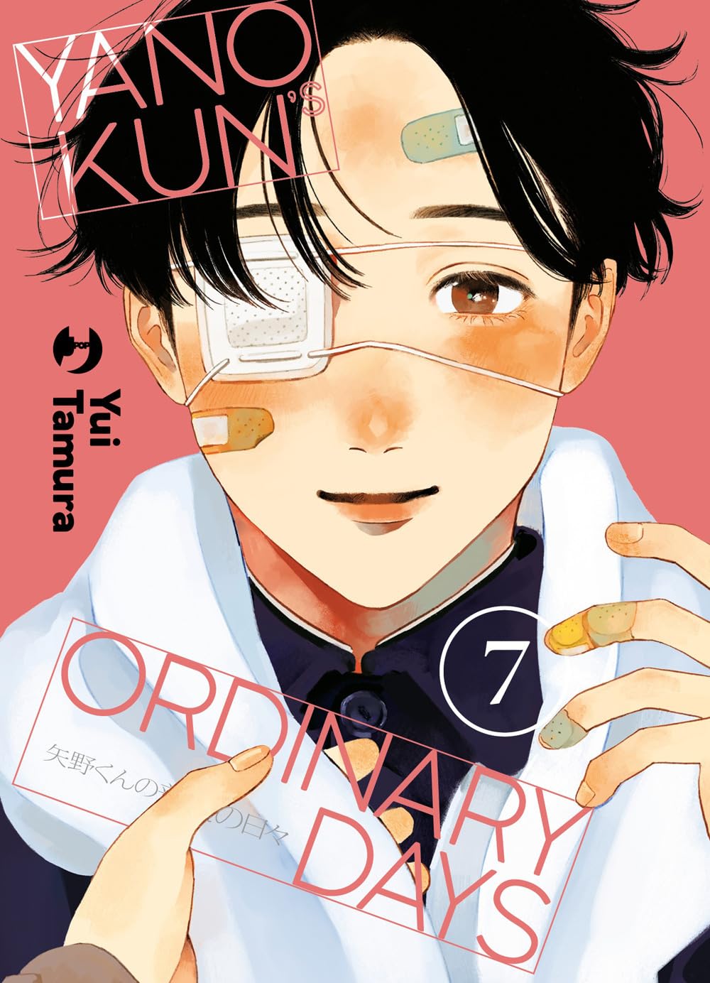 Copertina del settimo volume del manga 'Yano-Kun's Ordinary Days' di Yui Tamura, edito da J-POP Manga. L'illustrazione ritrae Yano in primo piano con una benda su un occhio e diversi cerotti sul viso e sulle dita, sormontato dal titolo e dal numero 7 su uno sfondo rosa.