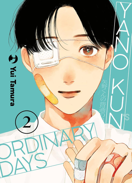 Copertina del manga Yano-Kun's Ordinary Days Vol. 2, scritto e disegnato da Yui Tamura ed edito da J-POP Manga. Su un vivace sfondo azzurro acqua-marina, in primissimo piano c'è il volto del protagonista maschile, Yano. Ha i capelli neri corti, grandi occhi castani e un'espressione serena e dolcissima. Come da sua abitudine, è ricoperto di medicazioni per via della sua sfortuna: porta una benda medica bianca sull'occhio destro, un cerotto classico sulla guancia.