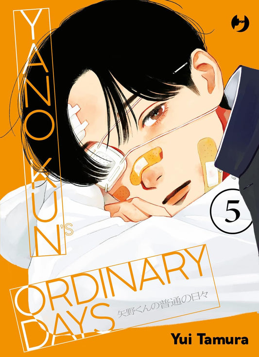 Copertina del quinto volume del manga Yano-Kun's Ordinary Days, caratterizzata da uno sfondo arancione brillante e dal primo piano di un ragazzo con capelli neri, una benda medica sull'occhio destro e vari cerotti colorati sul viso, intento a riposare appoggiando il mento sulle braccia.