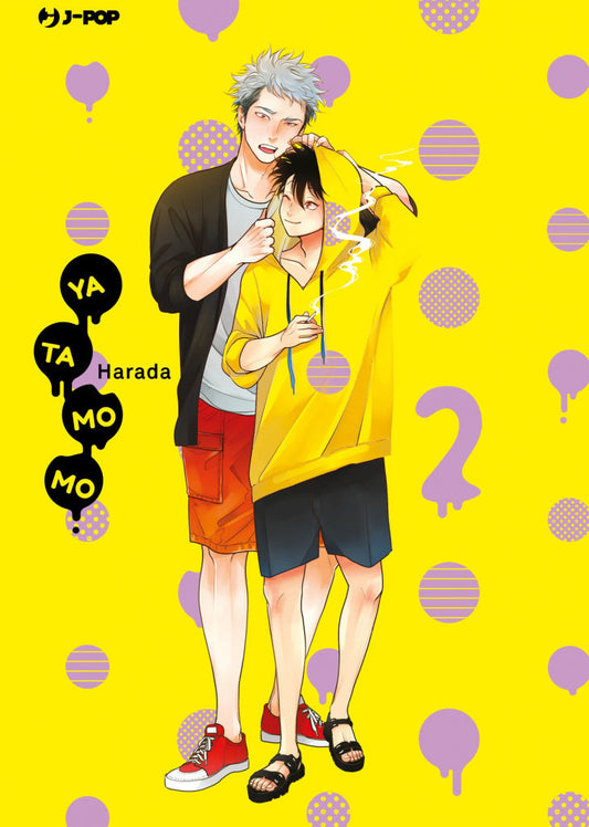 Copertina del manga Yatamomo volume 2. Su un vivace sfondo giallo decorato con pois e macchie viola, i due protagonisti sono in piedi vicini. Il ragazzo più alto, con i capelli chiari e spettinati, sorride divertito mentre tira il cappuccio della felpa gialla dell'altro ragazzo. Quest'ultimo, con i capelli scuri e una sigaretta accesa in mano, indossa pantaloncini corti scuri e sandali. A sinistra spiccano dei baloon neri con il titolo "YA TA MO MO" sillabato e il nome dell'autrice "Harada", mentre a destra