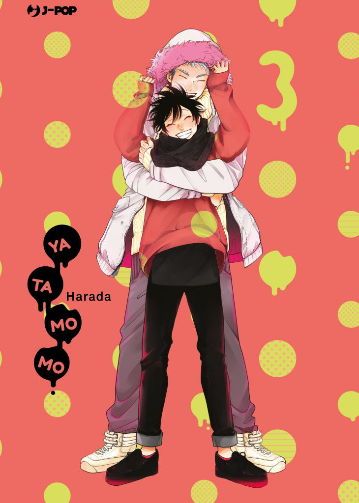 Copertina del manga Yatamomo volume 3. Su un vivace sfondo color salmone decorato con pois e macchie giallo-verdi, i due protagonisti sono stretti in un affettuoso abbraccio. Il ragazzo più alto con i capelli chiari indossa un giubbotto invernale con un voluminoso cappuccio bordato di pelo rosa e solleva da terra l'altro ragazzo. Quest'ultimo, con i capelli scuri, una felpa rossa e una sciarpa nera, ride felicemente a occhi chiusi. A sinistra compaiono dei baloon neri con il titolo "YA TA MO MO" sillabato e