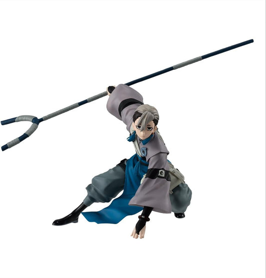 Figure da collezione della linea Vibration Stars raffigurante Zanka della serie manga e anime Gachiakuta, su sfondo bianco. Il personaggio è colto in una posa d'azione dinamica, accovacciato con la mano sinistra a terra mentre con la destra solleva all'indietro la sua arma a forma di bastone con punta a due rebbi. Indossa una casacca asimmetrica grigio chiaro con stemma sul petto, una fascia azzurra in vita, pantaloni larghi scuri e stivali neri. Il viso ha un'espressione seria e i capelli sono scuri ai lat